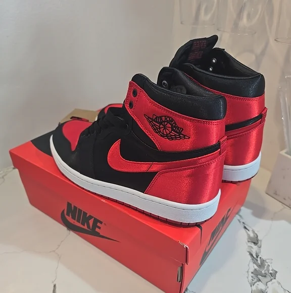 NIKE AIR JORDAN 1 RETRO HIGH OG SATIN BRED WOMENS SIZE 11.5 FD4810-061 PRE-OWNED - Picture 3 of 10